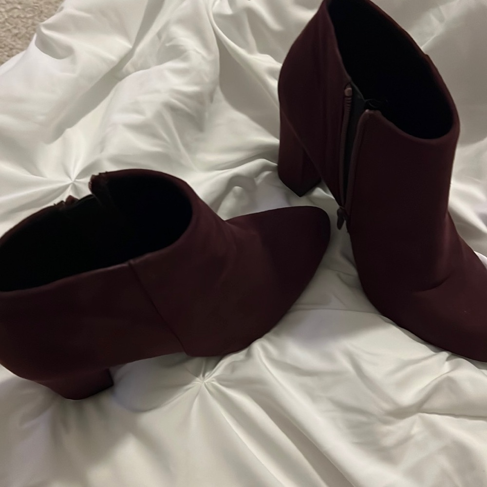 Low cut plum boots